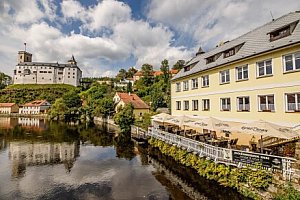 Šumava jen 1 km od hradu Rožmberk v Penzionu Rožmberk Inn se snídaněmi a láhví vína + dítě do 6 let zdarma
