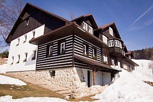 Krkonoše: Pobyt v Chatě pod Lipami s polopenzí, slevou na saunu a lyžařským vlekem zdarma (jen 200 m od chaty)