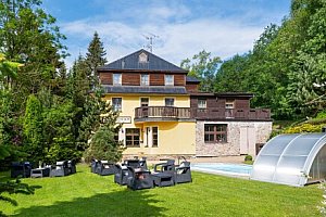 Janské Lázně u Stezky korunami stromů: Hotel Luční dům s polopenzí a bazénem + dětské hřiště, herna a kolárna