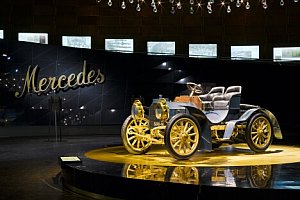 Poznejte historii i budoucnost automobilů: Návštěva Muzea Mercedes-Benz ve Stuttgartu + prémiové ubytování