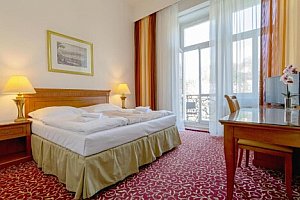 Karlovy Vary u sadů a kolonád: Pobyt v Hotelu Romania *** se snídaní či polopenzí a wellness + láhev Prosecca