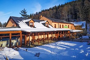 Jeseníky u skiareálů v Penzionu Stonožka s polopenzí + bazén, privátní vstup do sauny či vířivky a pivní lázeň