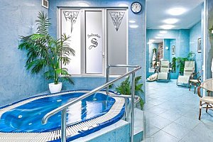 Karlovy Vary naproti Mlýnské kolonádě: Hotel Salvator **** se snídaní, vstupem do wellness, masáží a drinkem