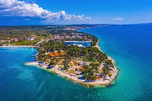 Chorvatsko nedaleko Zadaru a hned u pláže v Hotelu Pinija **** s bazény, wellness a animacemi + polopenze
