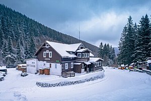 Horský pobyt v Krkonoších: Pec pod Sněžkou u ski areálů ve stylové Chatě Lesovna se snídaní + sauna a víno
