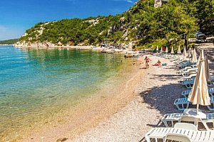 Chorvatsko u pláže ve stylovém bungalovu v Holiday Resortu Kačjak s kuchyní a terasou s výhledem na moře