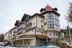 Polské lázně Świeradów Zdrój 7 km od hranic a 800 m od lyžařského areálu v Hotelu Santa Christina se snídaněmi