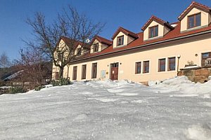 Pobyt blízko Zoo Dvůr Králové a běžkařských tras v Penzionu Pod Vyhlídkou se snídaní, infrasaunou a lahví vína