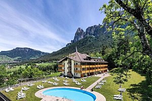 Severní Itálie: Dolomity u přírodního parku ve 4* Parc Hotelu Miramonti s polopenzí a wellness + dětské hřiště
