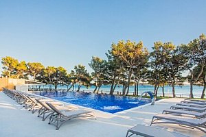 Chorvatsko 50 m od moře v Hotelu Punta **** s polopenzí nebo plnou penzí a bazény  + dítě do 12 let zdarma