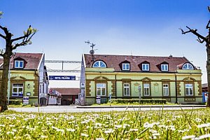 Uherský Brod blízko památek v Hotel & SPA centru Palmira *** se snídaní/polopenzí a privátní vířivkou a saunou