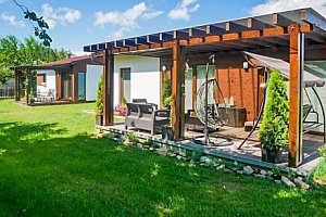 Beskydy nedaleko Stezky Valaška a ski areálů ve stylovém apartmánu v Campingu Rožnov pod Radhoštěm + snídaně