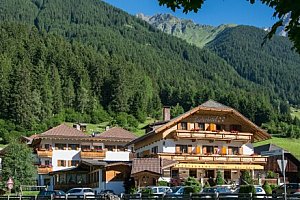 Pobyt v jižním Tyrolsku u přírodního parku Rieserferner-Ahrn: 4* Santeshotel s polopenzí, bazénem a saunami