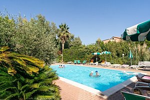 Ligurská riviéra 1 km od moře: Loano v klimatizovaném apartmánu ve Ville Paola + venkovní bazén a hřiště