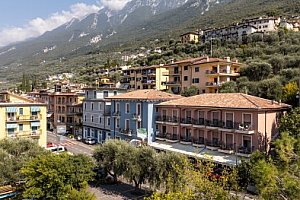 Severní Itálie v Hotelu Smeraldo *** na břehu Lago di Garda s polopenzí + soukromá pláž, výlet lodí a kolárna