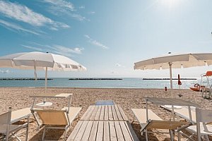 Jaderské moře blízko Recanati: Dovolená v chatce v Natural Village Resortu se soukromou pláží a bazénem