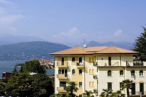 Itálie u jezer a přírodních parků: Hotel Flora *** na břehu Lago Maggiore se snídaní či polopenzí + bazén