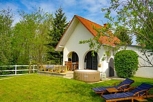 Maďarský venkov blízko Pécse a pohoří Zselic: Fehér Borház se snídaní, privátní vířivkou a zapůjčením kol