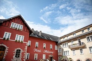 Trentino na břehu jezera: Grand Hotel Molveno *** s polopenzí, bazénem, soukromou jezerní pláží a slevami