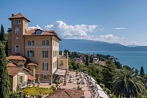 Letovisko Gardone Riviera u Lago di Garda v 5* Hotelu Villa Del Sogno se snídaněmi a venkovním bazénem + víno