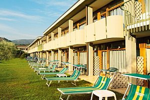 Odpočinková dovolená 1,5 km od Lago di Garda: Park Hotel Oasi **** s polopenzí a bazénem + sleva na golf