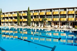 Letovisko Garda u jezera a blízko zábavních parků: Hotel Palme Complex *** s polopenzí a venkovním bazénem