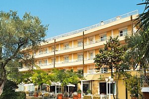 Lombardie pár kroků od jezera Garda: Hotel Internazionale **** s polopenzí, venkovním bazénem a slevou na golf