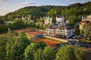Mariánské Lázně: Luxusní Hotel Queens **** s neomezeným wellness centrem (bazén, vířivka, sauny) a polopenzí