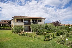 Dovolená pro páry i rodiny: Moniga del Garda na břehu jezera v Residenci Primera s polopenzí + bazény a vyžití