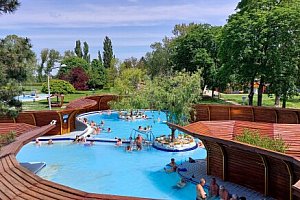 Komárom: Thermál Apartmanház se snídaněmi a neomezeným vstupem do lázní Brigetio + dětská herna a klub