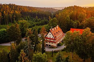 Český ráj: Dovolená v Parkhotelu Skalní město *** se snídaní nebo polopenzí, privátním wellness a lahví vína