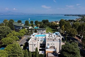 Sirmione u Lago di Garda a blízko termálních lázní v Hotelu Alfieri *** se snídaní a bazénem + plavba lodí