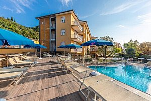 Pobyt plný slunce a odpočinku 200 m od Lago di Garda: Hotel Bisesti *** s polopenzí a bazénem + výlet lodí