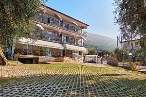 Léto u jezera Garda: Pobyt v Hotelu Casa Gagliardi se snídaní formou bufetu, výletem lodí a ochutnávkou vín