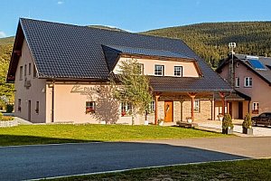 Dovolená v srdci Jeseníků: Ostružná v Penzionu Parma se snídaní či polopenzí + víno a 20% sleva na vířivý sud