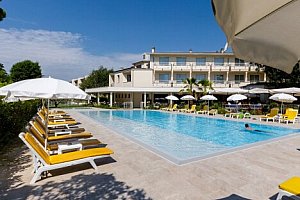 Jezero Garda v letovisku Sirmione: Hotel Du Parc **** s polopenzí, venkovním bazénem a vířivkou + animace
