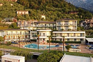 Letovisko Limone sul Garda u jezera: 4* Hotel Royal Village s polopenzí plus, bazény, plavbou lodí a degustací