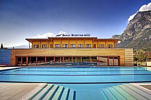 Riva del Garda v Garda Sporting Club Hotelu **** se snídaní, wellness, bazény a plavbou z Limone do Malcesine