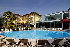 Relax u jezera Garda: 4* Villa Nicolli Romantic Resort s polopenzí, slanými bazény a saunami + výlet lodí