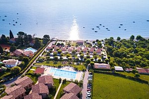 Manerba del Garda u jezerní pláže ve 4* Onda Blu Resortu se snídaní či polopenzí + venkovní bazén a degustace