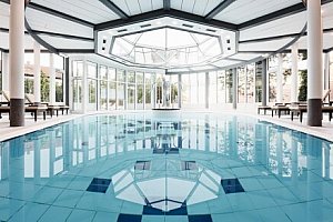 Dovolená v Bavorském lese u Hohenbogenu: Burghotel s plnou penzí Plus, vnitřním i venkovní bazénem a vířivkou