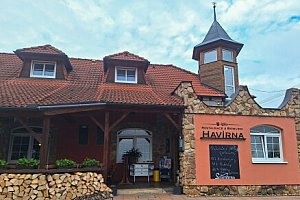 Moravský kras u zámku v Letovicích: Penzion Havírna se snídaní nebo polopenzí a bowlingem + masáž a litr vína