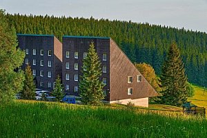 Krkonoše v Hotelu Tetřeví Boudy *** s polopenzí, wellness s bazénem, vířivkou a saunami + kulečník a šipky