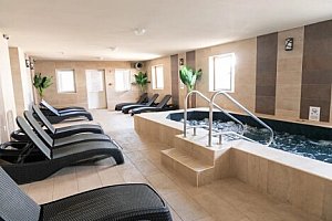 Miskolc 300 m od termálů: Hotel Hungária s polopenzí a neomezeným wellness (vířivý bazének, sauny) + vyžití