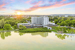 Pobyt na břehu Balatonu v Hotelu Helikon **** s polopenzí a neomezeným wellness s bazénem, vířivkami a saunami
