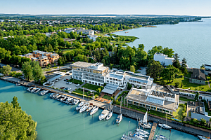 Siófok na břehu Balatonu: 4* Hotel Yacht Wellness & Business s polopenzí a wellness + vstup na soukromou pláž