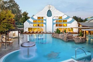 Hévíz: NaturMed Hotel Carbona **** s polopenzí/plnou penzí a neomezeným termálním wellness + masáž a drink