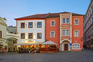 Český Krumlov: Pobyt přímo v centru luxusně v Hotelu Grand **** se snídaní či polopenzí a láhví Prosecca