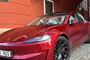 Zažijte brutální zrychlení: Tesla Model 3 Performance (Highland 2024)