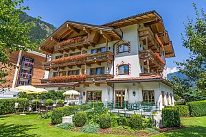 Rakouské Alpy v Hotelu Gutshof Zillertal **** s polopenzí a wellness s bazénem